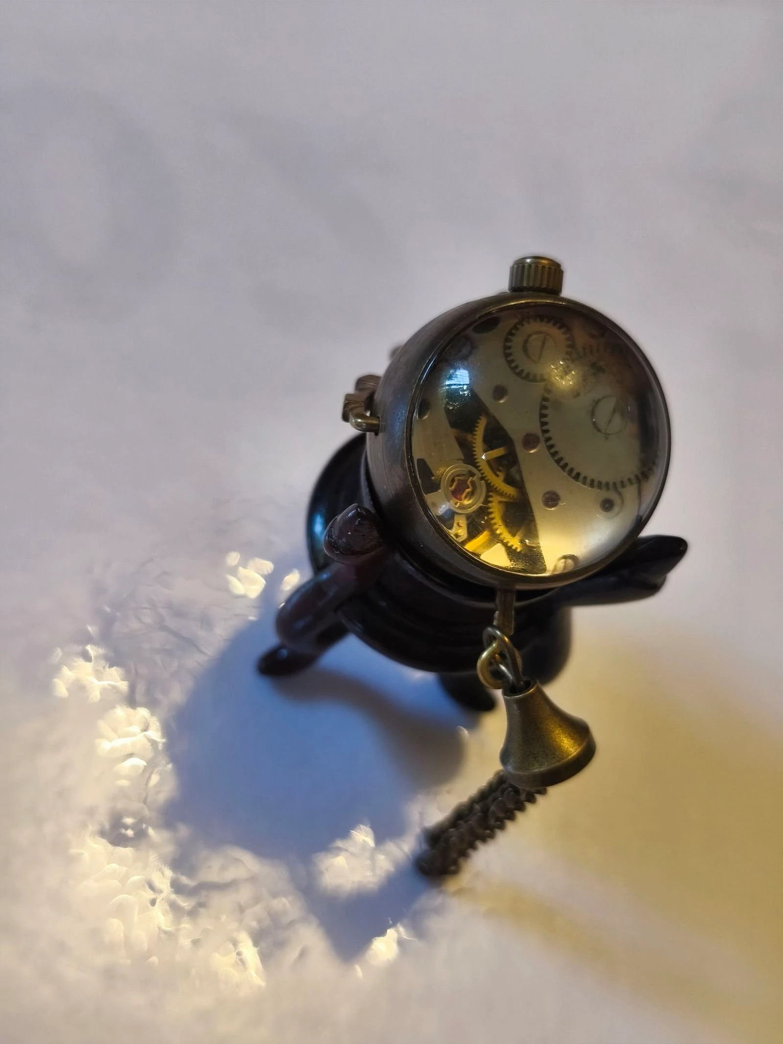 Relógio miniatura de corda antigo sobre base de madeira – photo 8